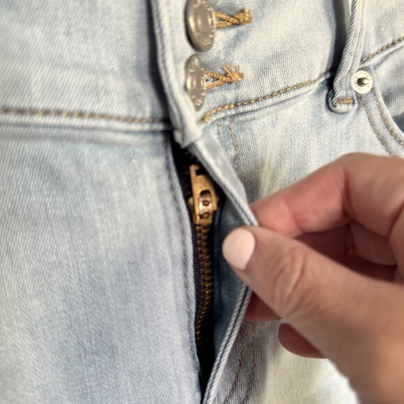 Torrid Super Soft Crop Jegging Capris Light Wash Distressed Denim sz(18) - Picture 6 of 8